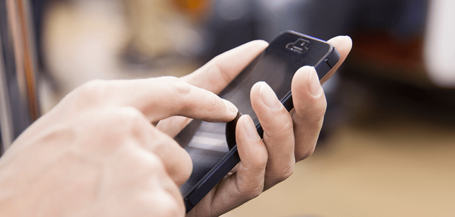 スマホを見る人